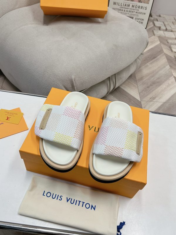 Louis Vuitton couple’s counter focuses on the latest denim slippers C