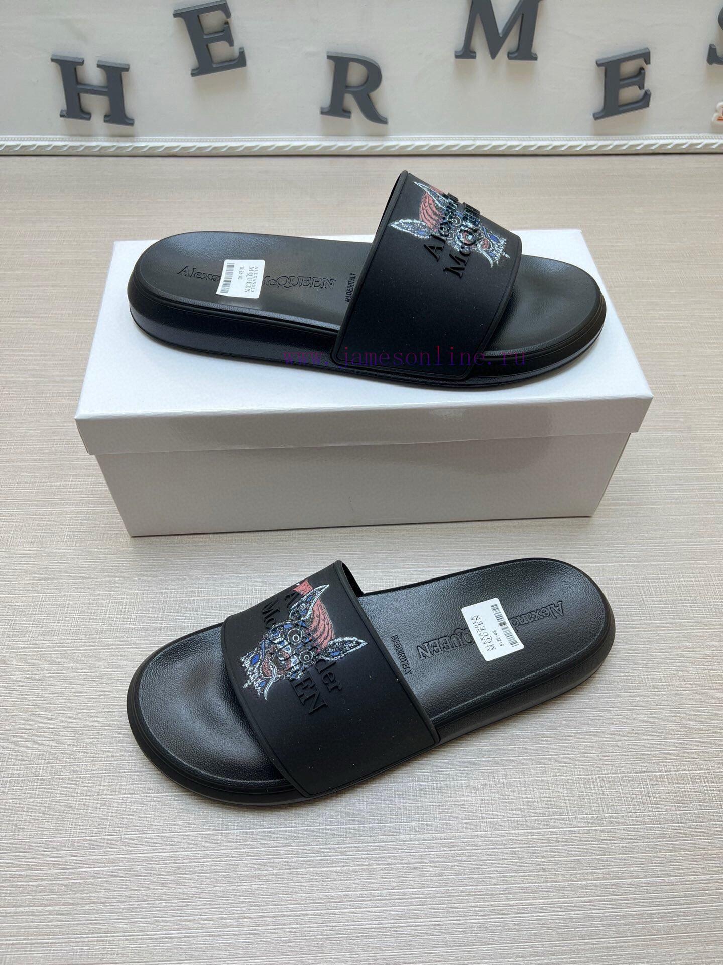 McQueen's latest thick soled one-piece slippers add a unique and charming power to the shoeshd4338k0 - Image 5