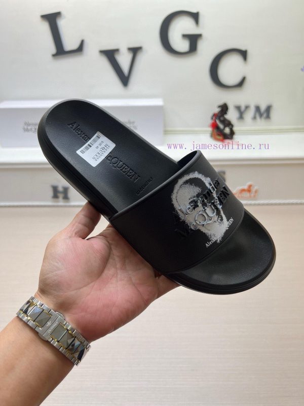 McQueen's latest thick soled one-piece slippers add a unique and charming power to the shoesmxpotthv