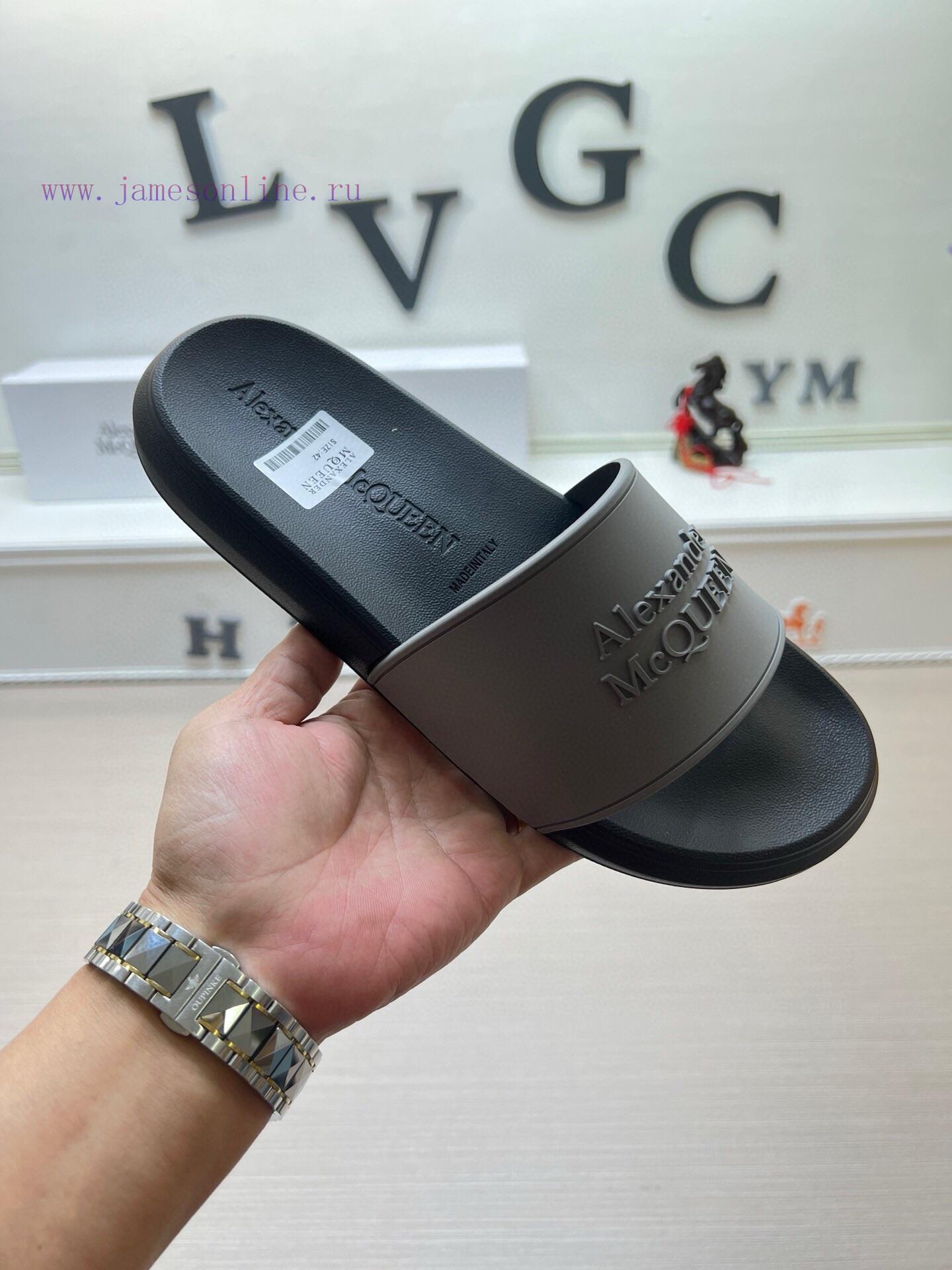 McQueen's latest thick soled one-piece slippers add a unique and charming power to the shoesgc4wty6h