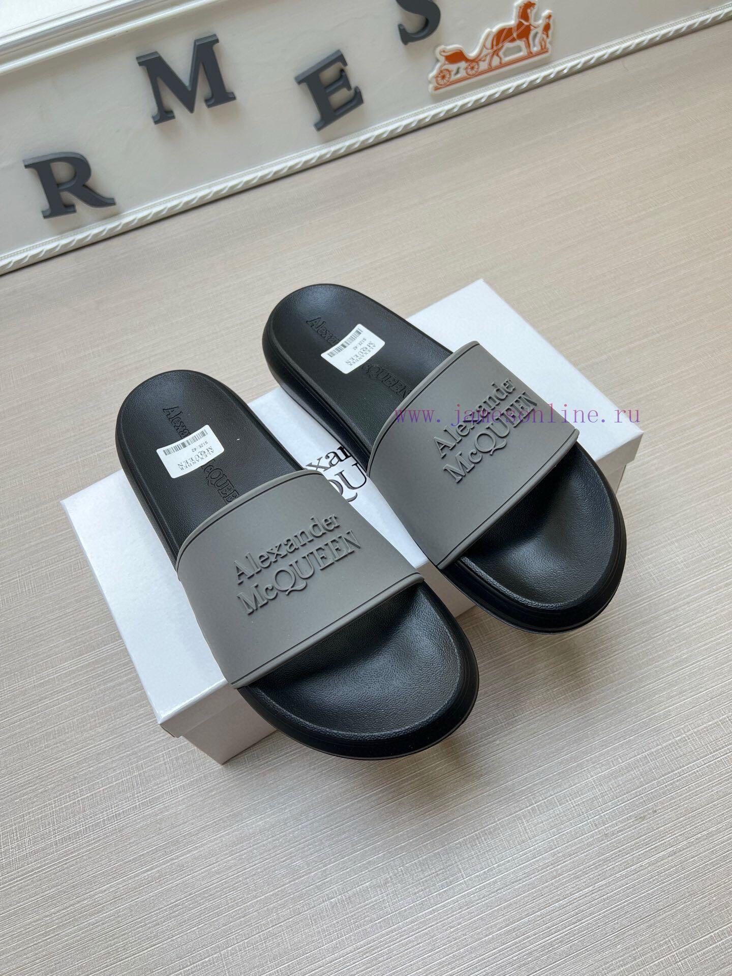 McQueen's latest thick soled one-piece slippers add a unique and charming power to the shoesgc4wty6h - Image 4