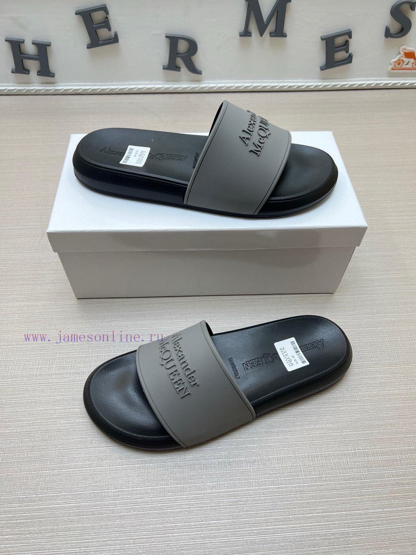 McQueen's latest thick soled one-piece slippers add a unique and charming power to the shoesgc4wty6h - Image 5