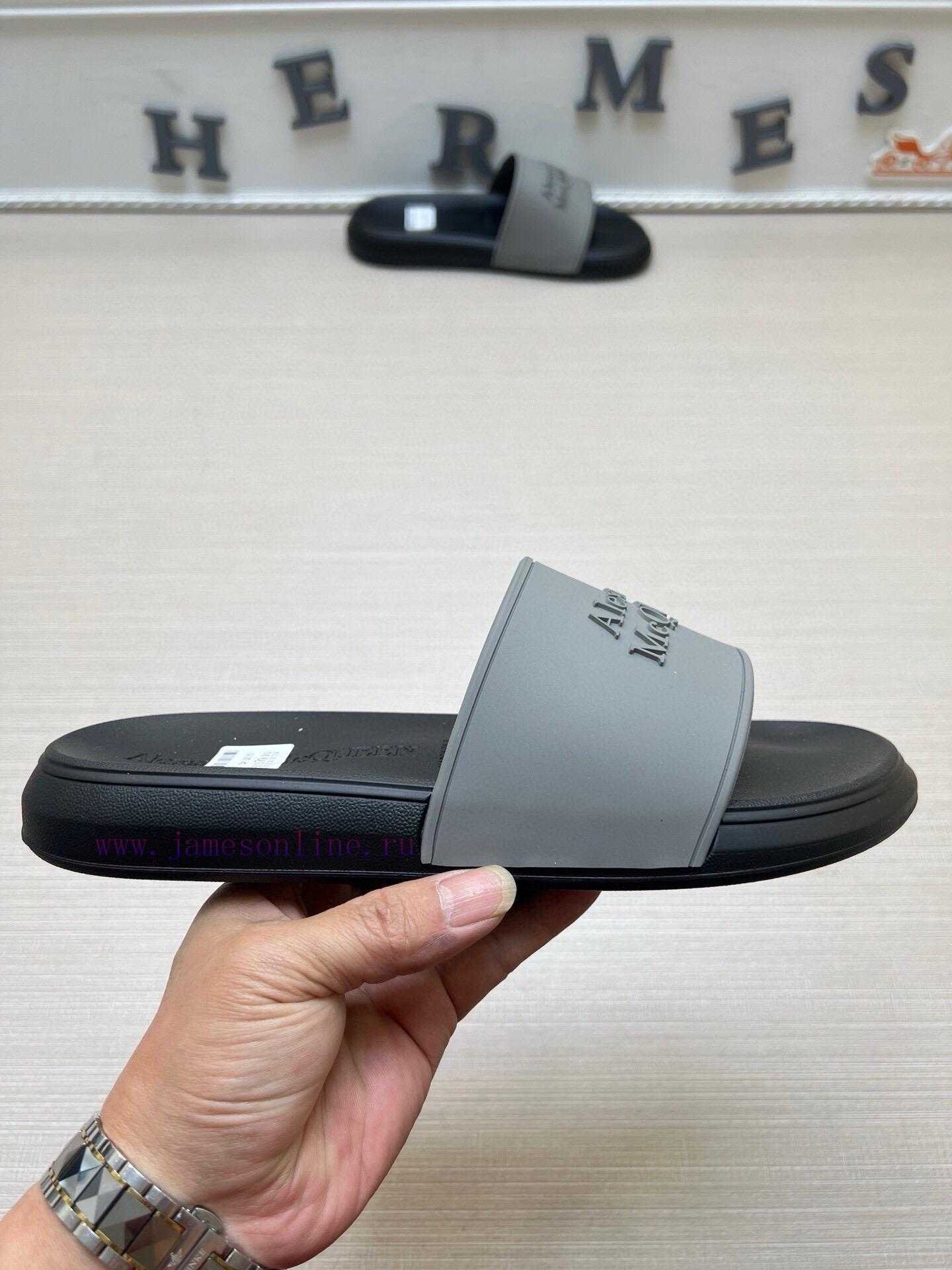 McQueen's latest thick soled one-piece slippers add a unique and charming power to the shoesgc4wty6h - Image 6