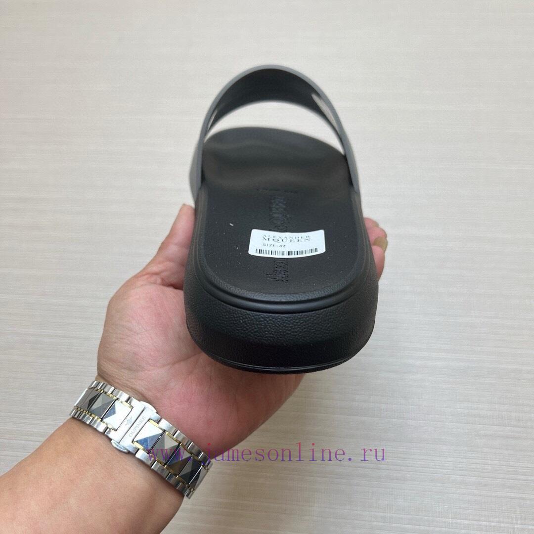 McQueen's latest thick soled one-piece slippers add a unique and charming power to the shoesgc4wty6h - Image 8