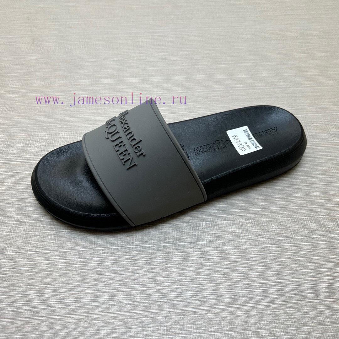 McQueen's latest thick soled one-piece slippers add a unique and charming power to the shoesgc4wty6h - Image 9